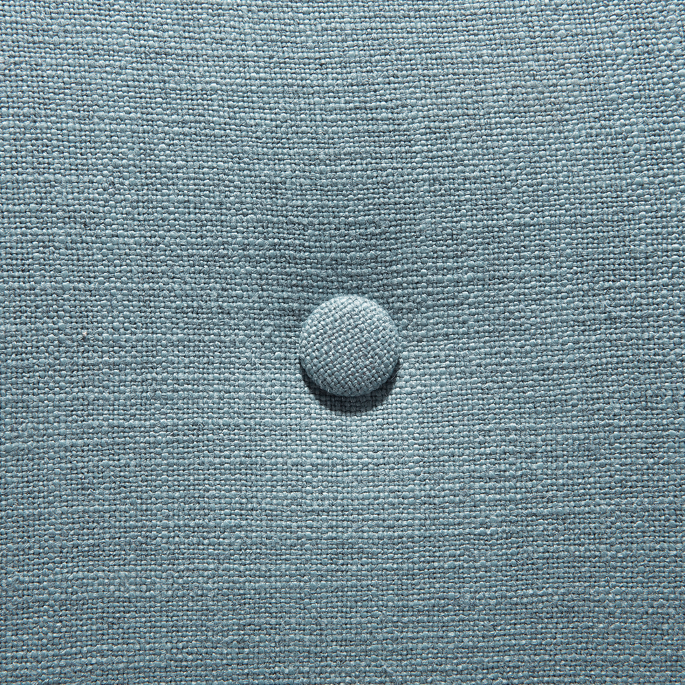 Sedia Wingback con ottomana in tessuto azzurro abbottonato in stile retrò