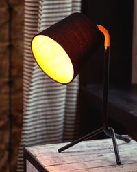 Lampada da Tavolo Nera con Base Treppiede in Metallo Arancio 42H cm Lampada da Notte di Design Moderno