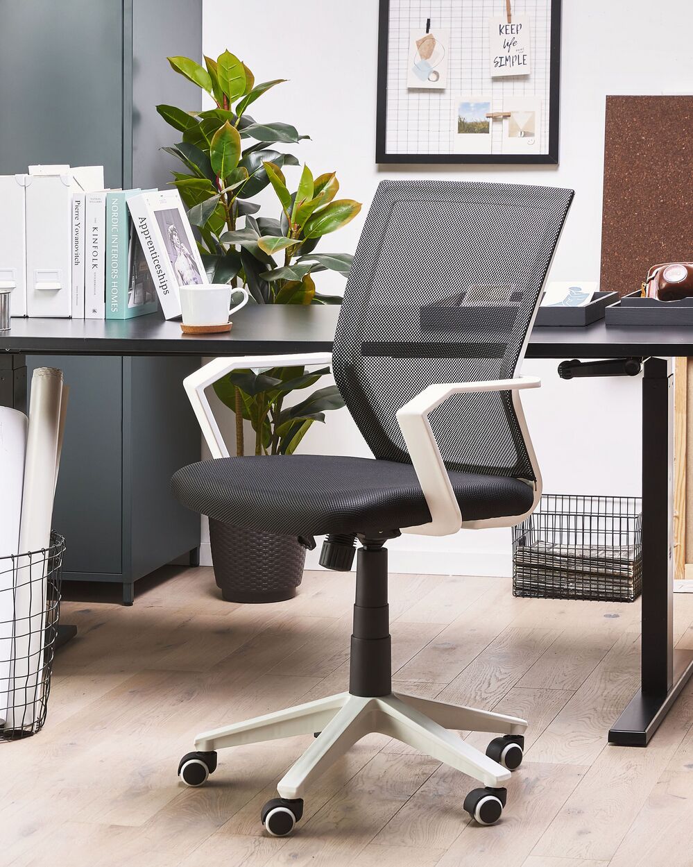 Sedia da Ufficio Rete di Nylon di colore Nero Struttura Bianca Girevole Regolabile home office