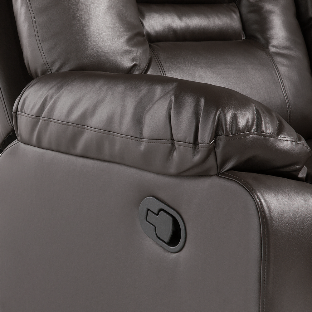 Sedia reclinabile in ecopelle marrone con schienale e poggiapiedi regolabili manualmente