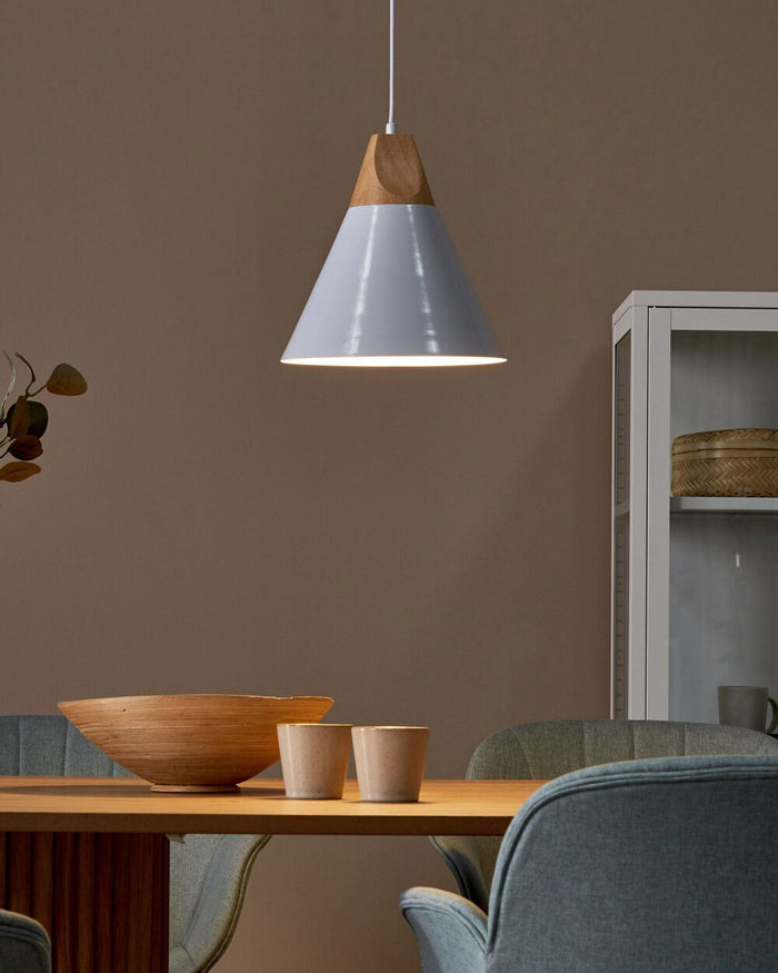 Lampadario in Metallo Bianco e Legno con Paralume a Forma di Cono