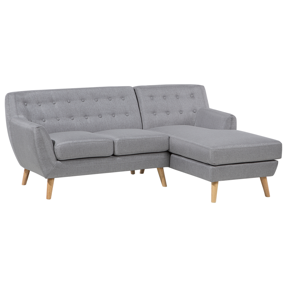 Divano ad angolo grigio chiaro imbottito con schienale capitonnè Chaise longue con gambe in legno chiaro Soggiorno minimalista scandinavo