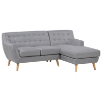 Divano ad angolo grigio chiaro imbottito con schienale capitonnè Chaise longue con gambe in legno chiaro Soggiorno minimalista scandinavo