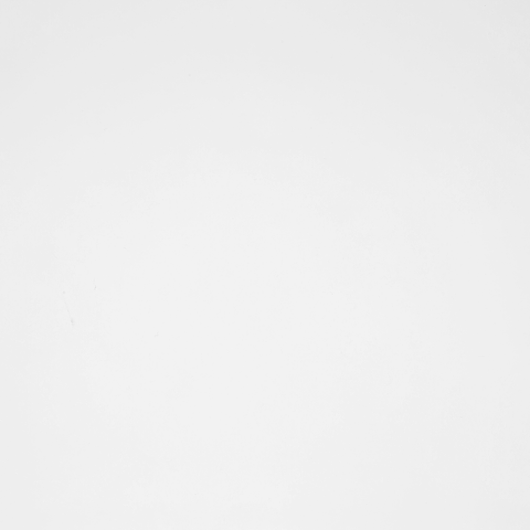 Tavolino di colore bianco con ripiano portaoggetti decorato con gambe cabriole in stile vintage retrò