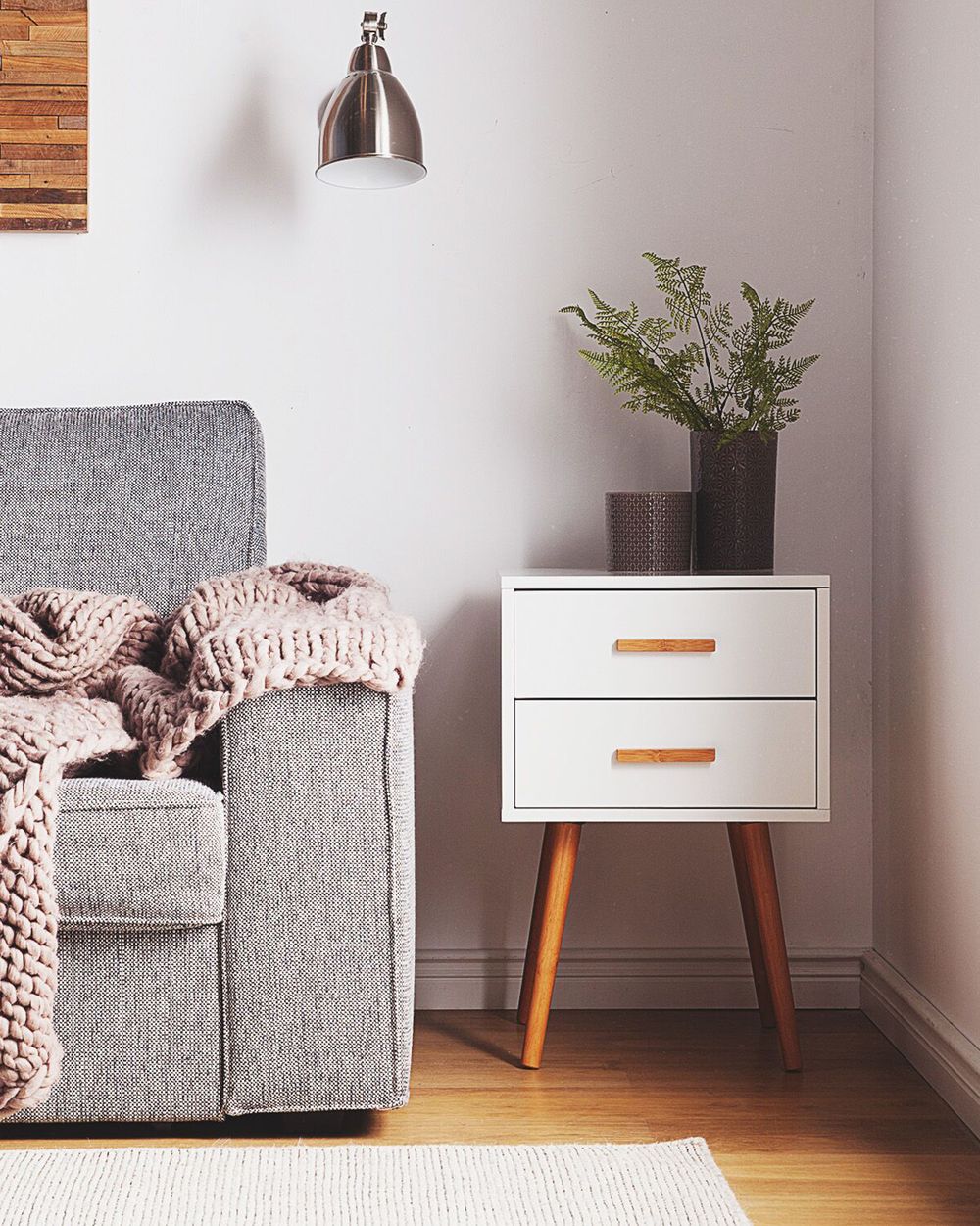 Comodino di colore Bianco 2 Cassetti Gambe in Legno Massello 40 cm stile Scandinavo