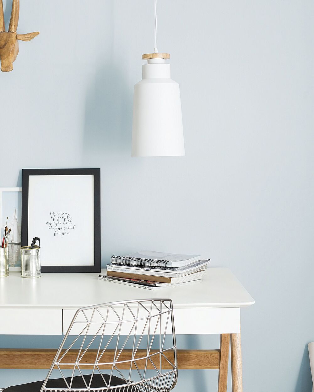Lampadario in Metallo Bianco e Legno con Paralume a Forma di Cilindro