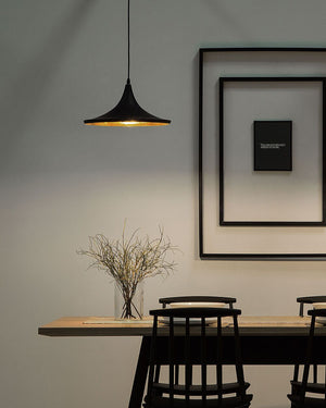 Lampada a sospensione a sospensione nera opaca con paralume in dorato dal design moderno e minimalista geometrico