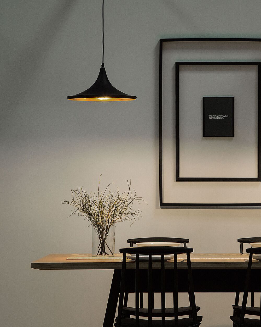 Lampada a sospensione a sospensione nera opaca con paralume in dorato dal design moderno e minimalista geometrico