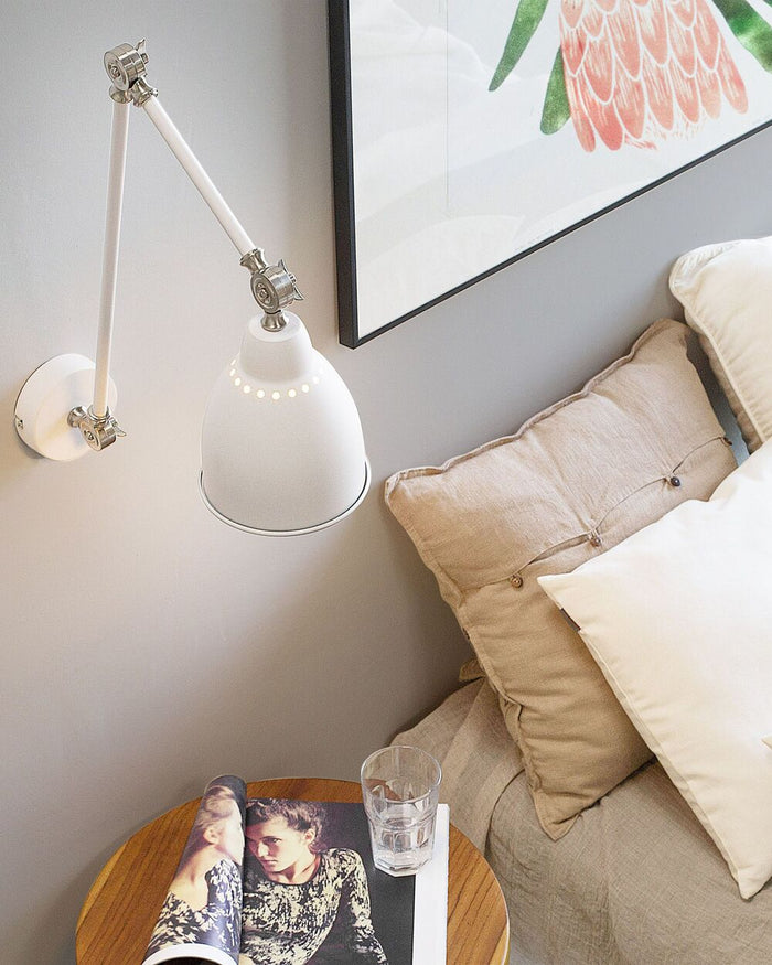 Lampada da parete bianca con braccio oscillante lungo in metallo argentato Lampada da lettura dal design moderno