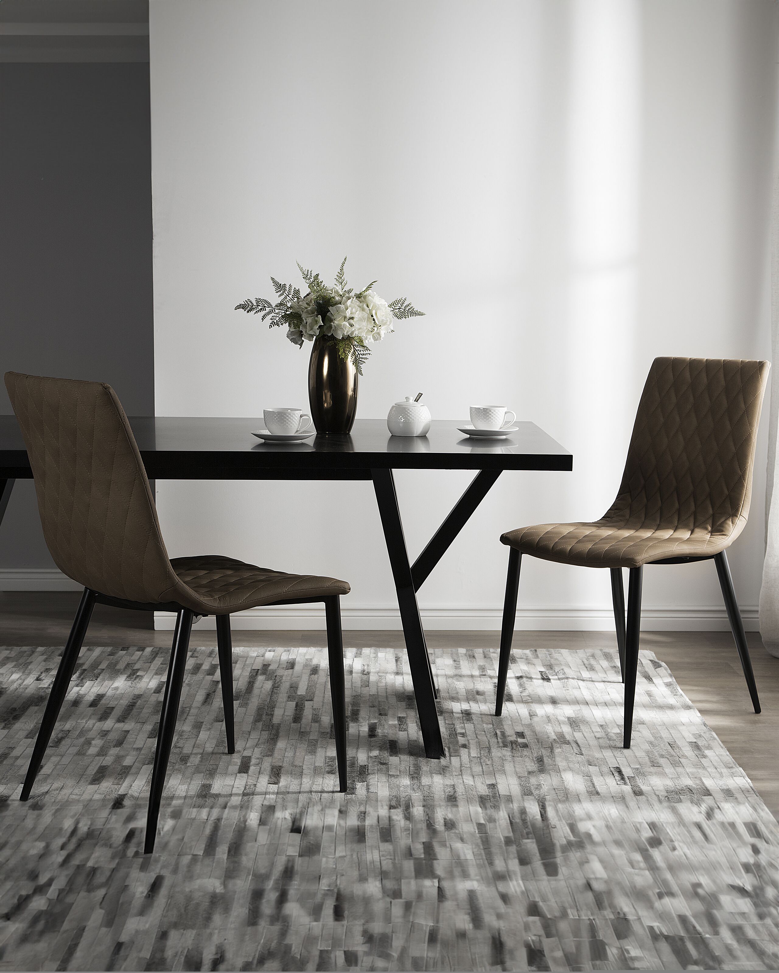 Set di 2 sedie da pranzo con schienale imbottito in ecopelle marrone chiaro gambe nere design vintage senza braccioli