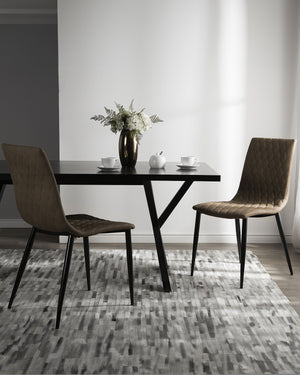 Set di 2 sedie da pranzo con schienale imbottito in ecopelle marrone chiaro gambe nere design vintage senza braccioli