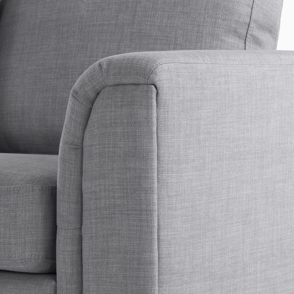 Divano ad angolo con rivestimento in tessuto grigio chiaro a forma di L con orientamento a versione destra