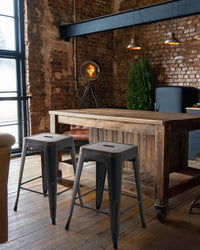 Set di 2 Sgabelli da Bar Nero con Acciaio dorato 60 cm Impilabile Altezza Bancone Industriale