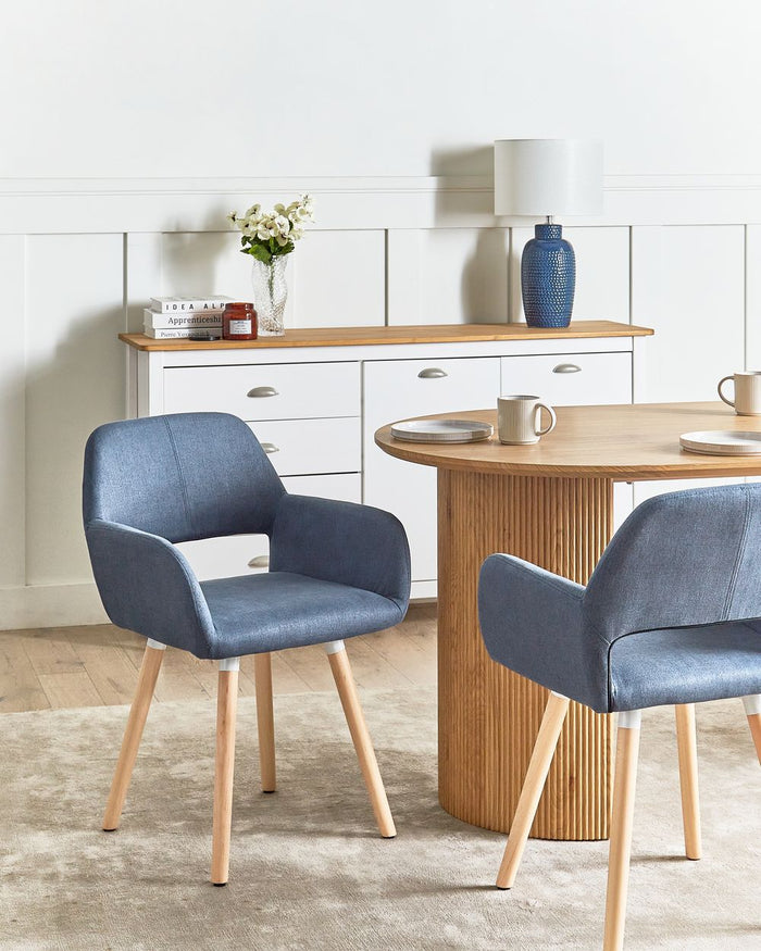 Set di 2 sedie da pranzo rivestimento in tessuto blu gambe in legno chiaro stile moderno eclettico