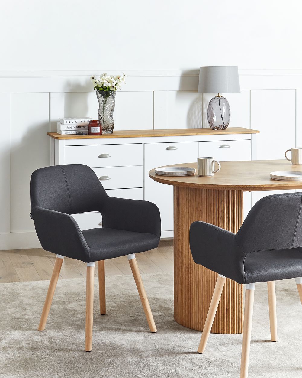 Set di 2 sedie da pranzo rivestimento in tessuto Nero gambe in legno chiaro stile moderno eclettico