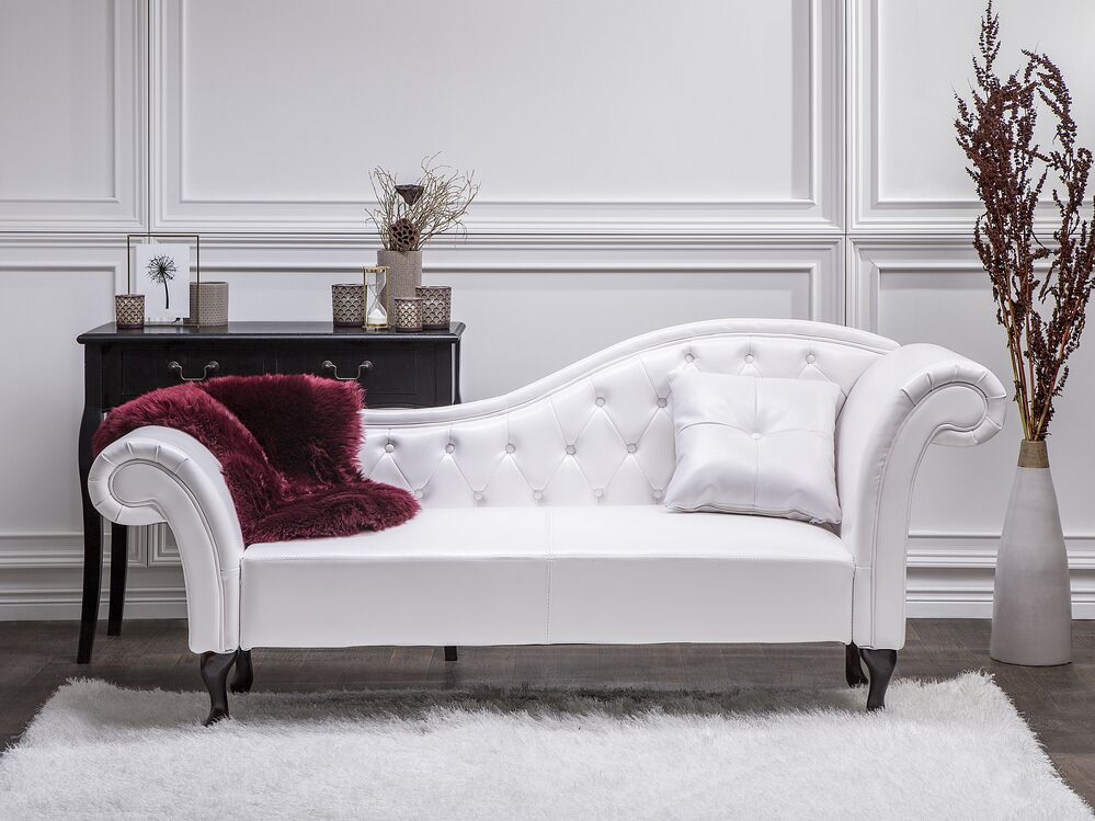 Chaise longue in ecopelle bianca con bottoni rivestimento trapuntato braccioli arrotolati a versione destra con cuscino