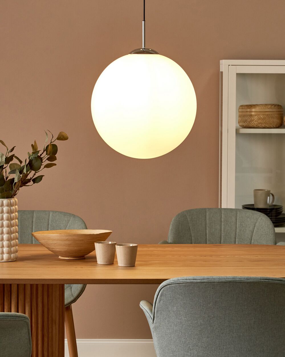 Lampada a Sospensione Vetro Bianco Elementi Argento Forma Globo Grande 1 Luce Moderna