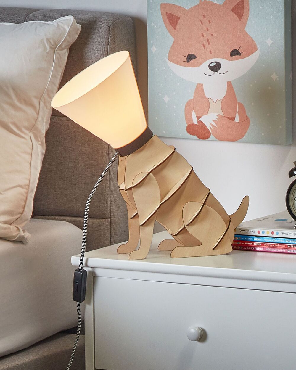 Lampada da Tavolo in Legno Chiaro con Cane Seduto Bianco con Paralume Conico