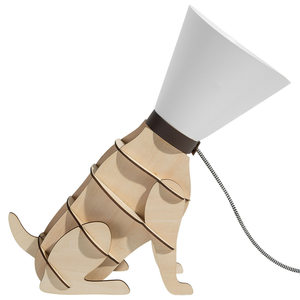 Lampada da Tavolo in Legno Chiaro con Cane Seduto Bianco con Paralume Conico