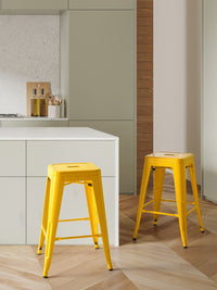 Set di 2 sgabelli da bar in Acciaio giallo 60 cm impilabili altezza bancone industriale