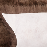 Tappeto in pelle di pecora marrone scuro 65 x 110 cm a pelo lungo naturale in stile rustico