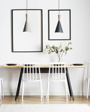 Set di 2 sedie da pranzo bianche in materiale sintetico con schienale a doghe senza braccioli dal design tradizionale