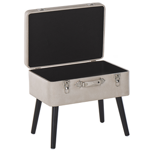 Comodino Sgabello Contenitore con gambe nere imbottite in ecopelle beige con design a valigia. Top abbottonato