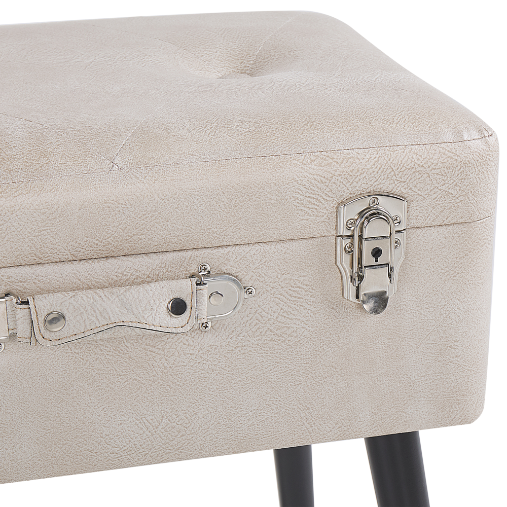 Comodino Sgabello Contenitore con gambe nere imbottite in ecopelle beige con design a valigia. Top abbottonato