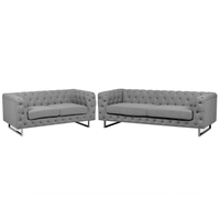 Set divani 5 posti con bottoni trapuntati color grigio chiaro in stile Chesterfield soggiorno