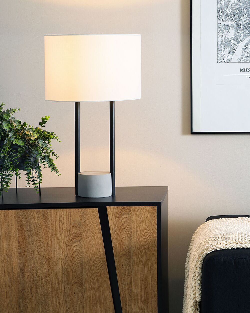 Lampada da tavolo da comodino in tessuto bianco tondo con paralume tondo e base in cemento grigio