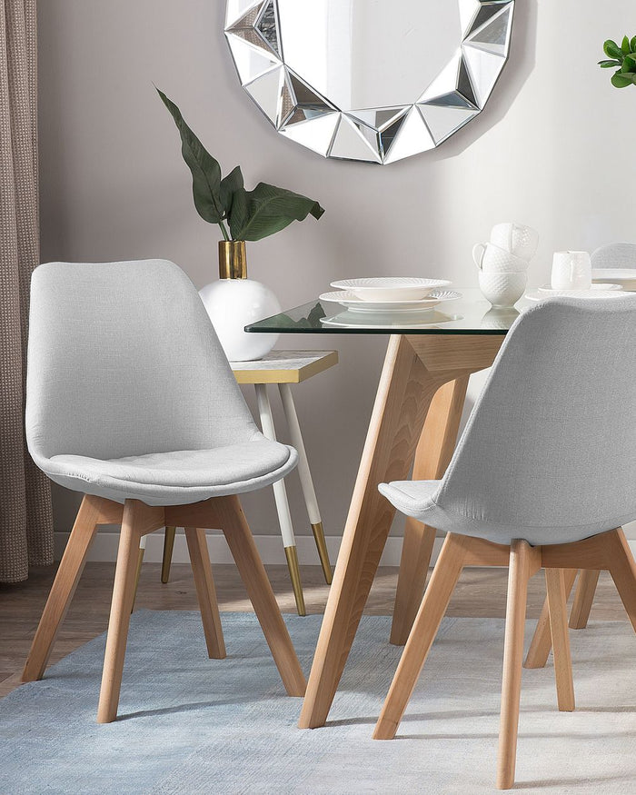 Set di 2 sedie da pranzo con gambe in legno eleganti in ecopelle grigio chiaro