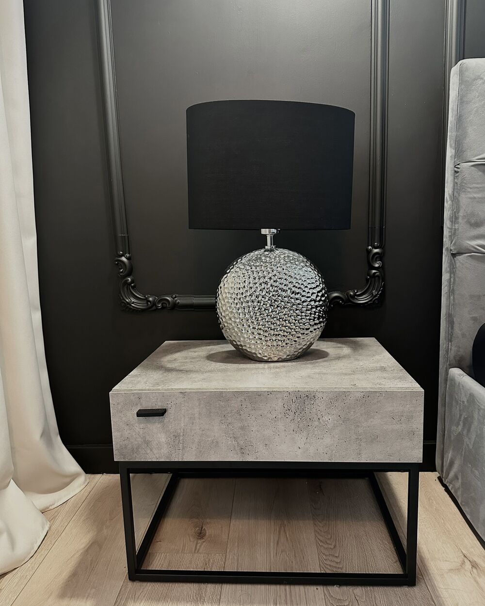 Lampada da Tavolo Argento e Nero Ceramica Base Lucida Paralume Tamburo in Poliestere Design Glam