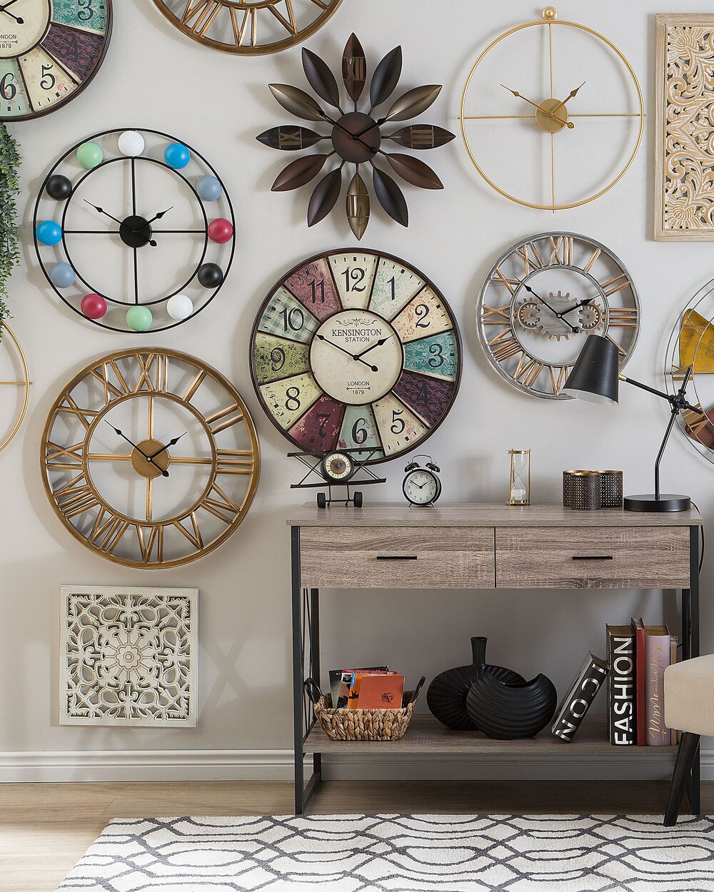 Orologio da Parete Marrone Cornice in Ferro Forma Fiore Design Numeri Romani Rotondo 55 cm