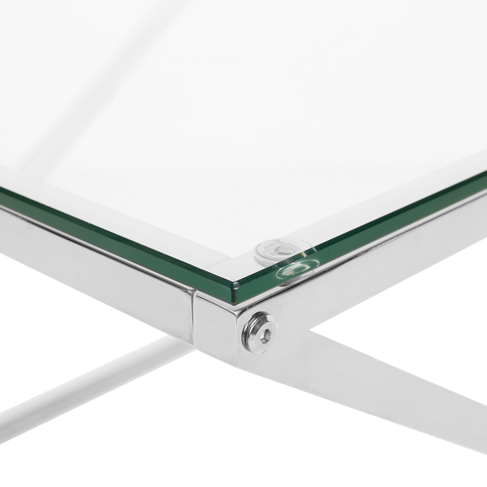 Tavolino da caffè con struttura in acciaio argentato e piano quadrato in vetro dal design glam geometrico