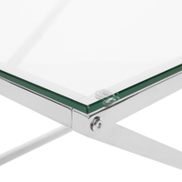 Tavolino da caffè con struttura in acciaio argentato e piano quadrato in vetro dal design glam geometrico
