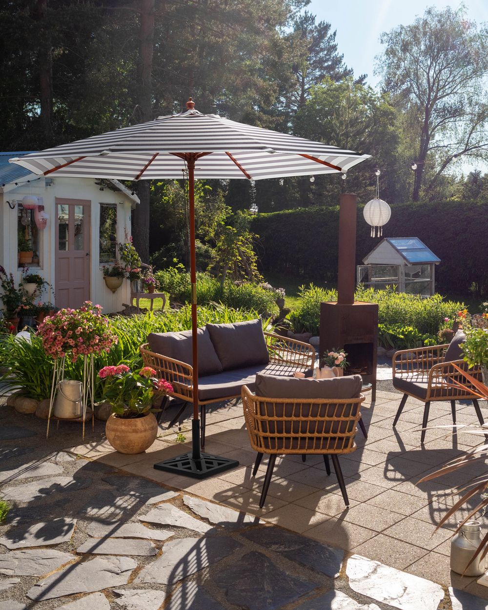 Ombrellone da giardino a baldacchino a righe bianche e nere in legno di betulla 245 cm resistente agli agenti atmosferici