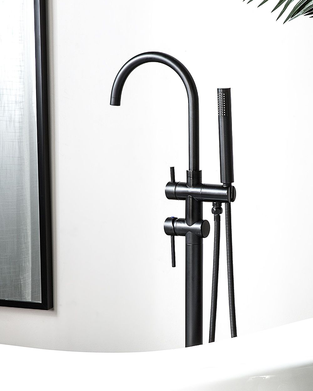 Rubinetto per vasca da bagno Rubinetto per vasca freestanding in ottone Nero con doccetta Design moderno