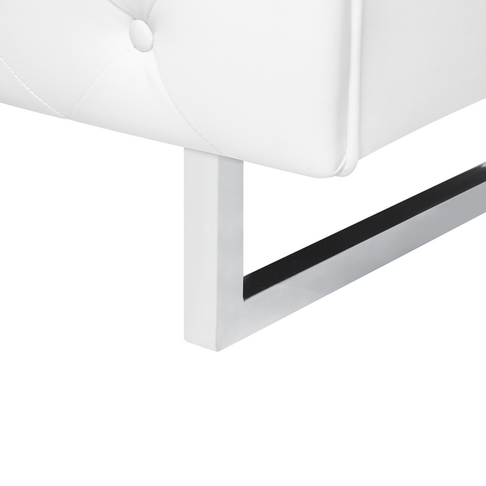 Divano a 3 posti in stile Chesterfield con braccioli da smoking bianchi con bottoni sul retro gambe argentate