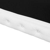 Divano a 3 posti in stile Chesterfield con braccioli da smoking bianchi con bottoni sul retro gambe argentate