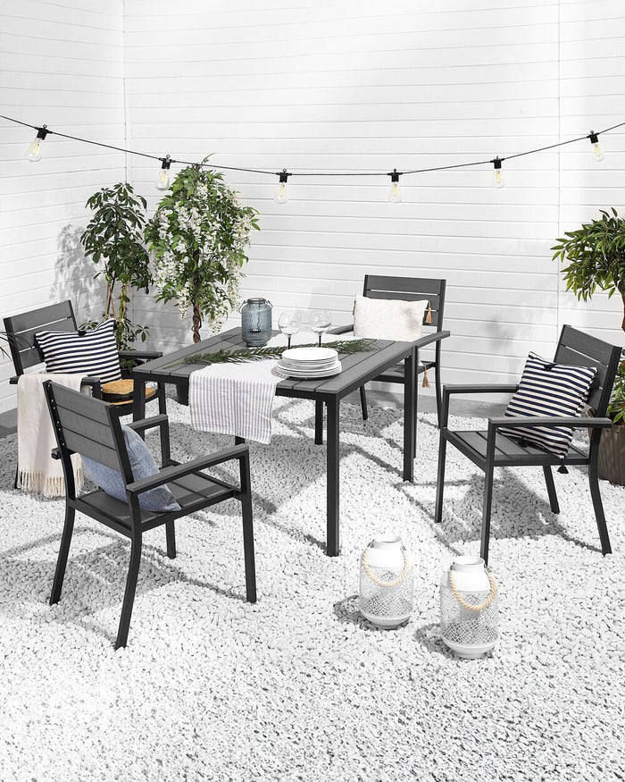 Set di 4 sedie da giardino in plastica grigia con struttura in alluminio e patio moderno