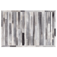 Tappeto in pelle grigio chiaro 140 x 200 cm moderno motivo patchwork realizzato a mano