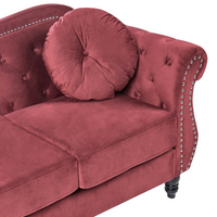 Divano in velluto rosso a 3 posti con bordatura a testa di chiodo Cuscini trapuntati con braccioli arrotolati Glam
