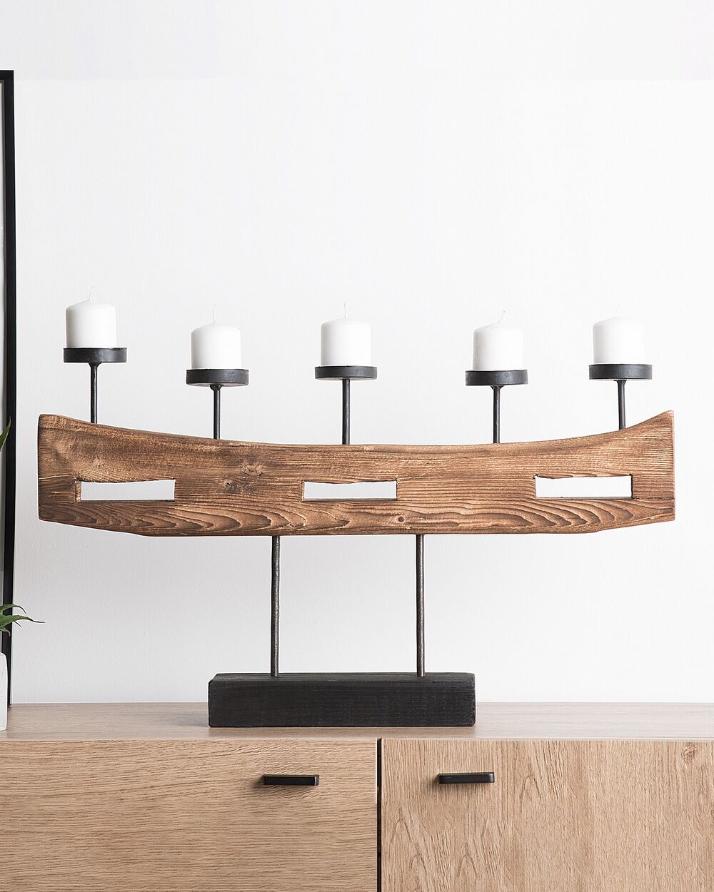 Portacandele in legno di pino ed elementi in metallo moderno
