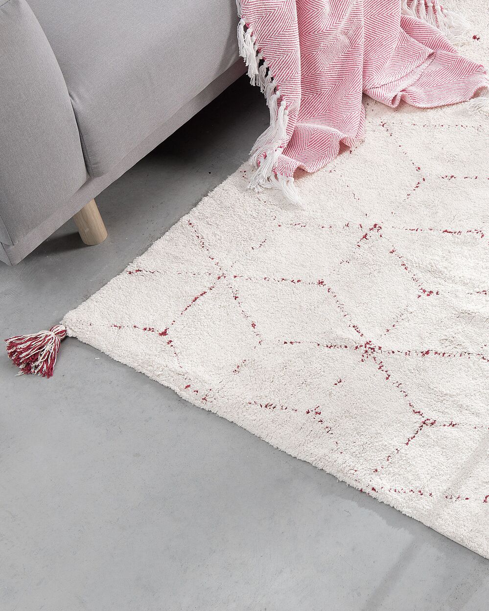 Tappeto orientale moderno con nappe 140 x 200 cm bianco con motivo geometrico rosso