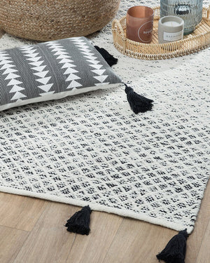 Tappeto bianco e Nero in lana 80 x 150 cm con nappe motivo geometrico a rombi intrecciato a mano a trama piatta