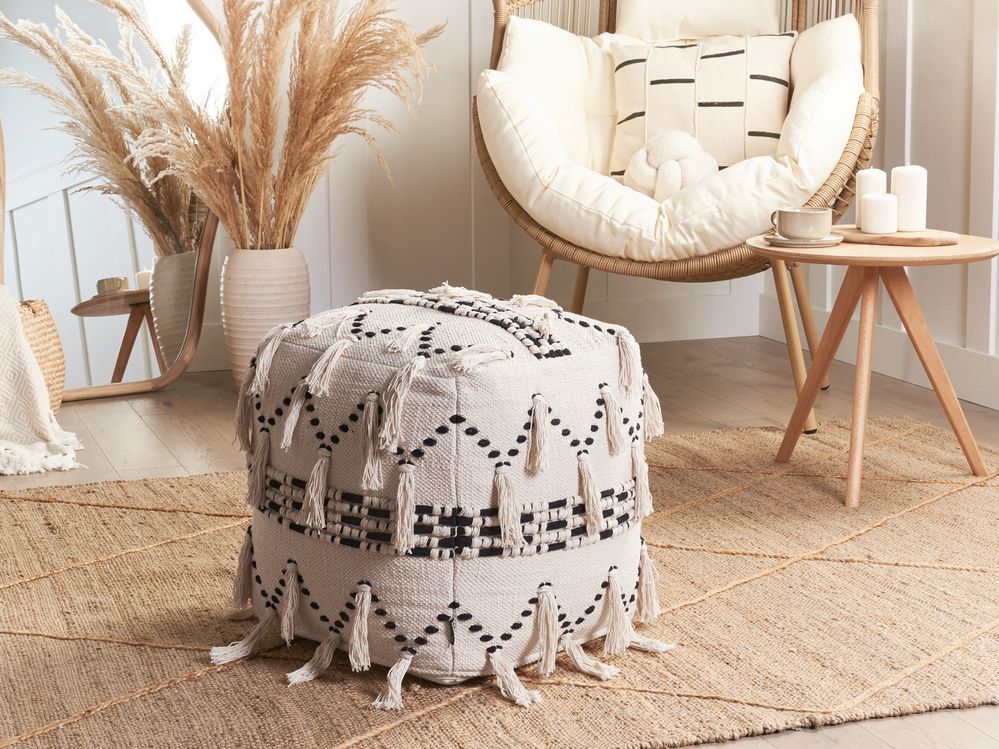 Pouf beige con nappe decorative in maglia di cotone Nero Boho Design