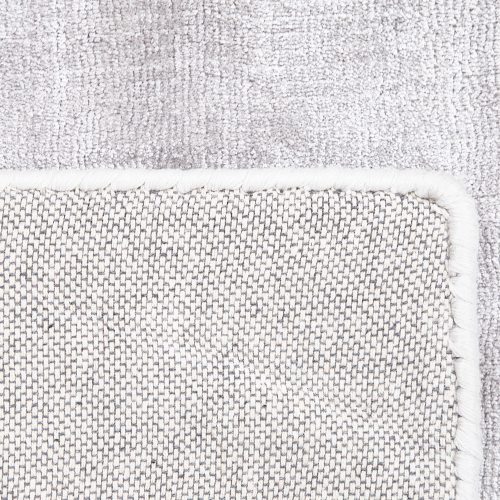 Tappeto in viscosa grigio chiaro 160 x 230 cm a pelo corto capitonné moderno