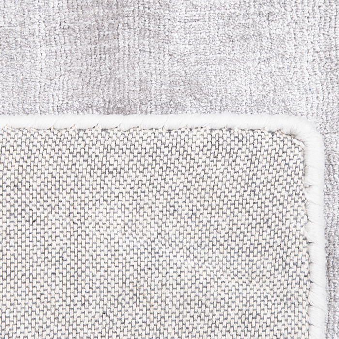 Tappeto in viscosa grigio chiaro 160 x 230 cm a pelo corto capitonné moderno