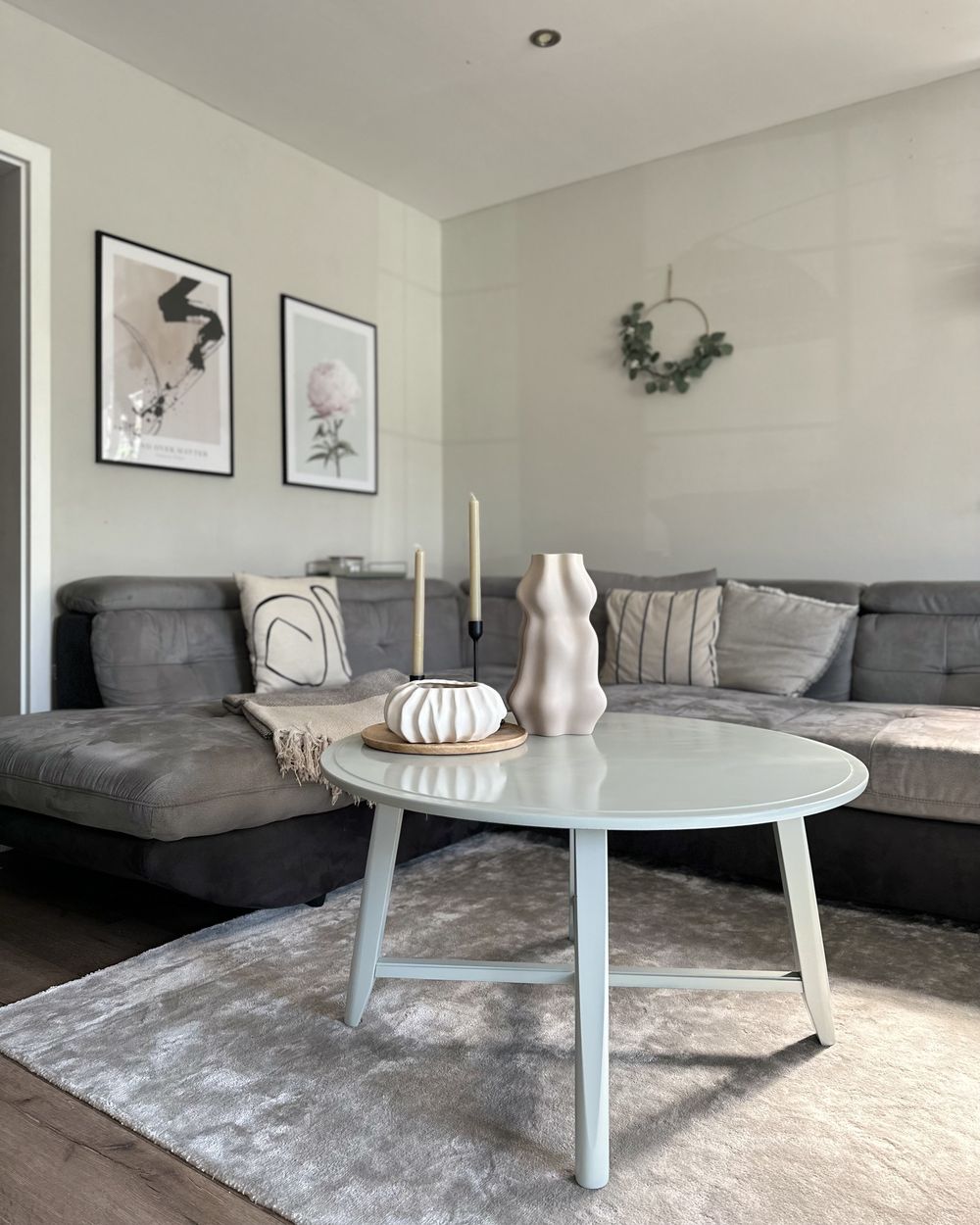 Tappeto in viscosa grigio chiaro 160 x 230 cm a pelo corto capitonné moderno