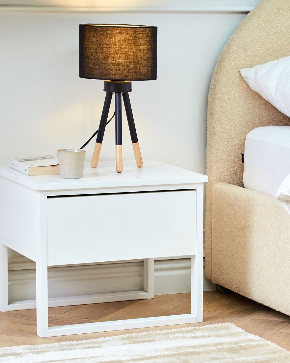 Set di 2 Lampade da Tavolo in Metallo Nero 40H cm Base Treppiede in Legno Paralume in Tessuto Nero Moderne